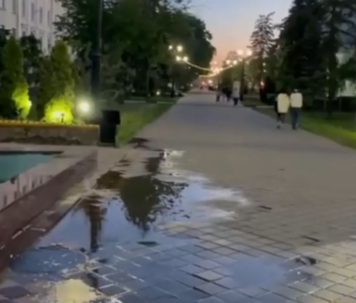 В Тамбове фонтан вышел из строя и залил тротуар