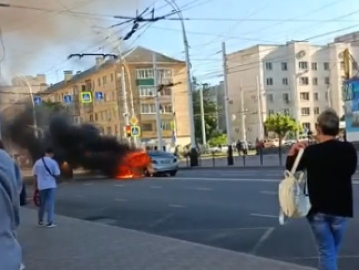 В Тамбове на дороге сгорела иномарка