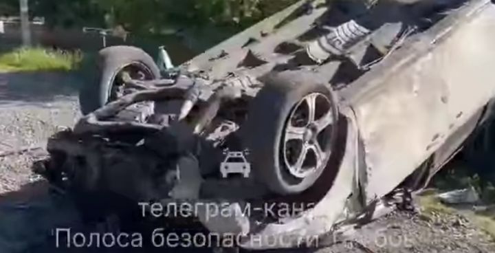 В Тамбовской области трое пьяных мужчин снесли столб и перевернулись на машине