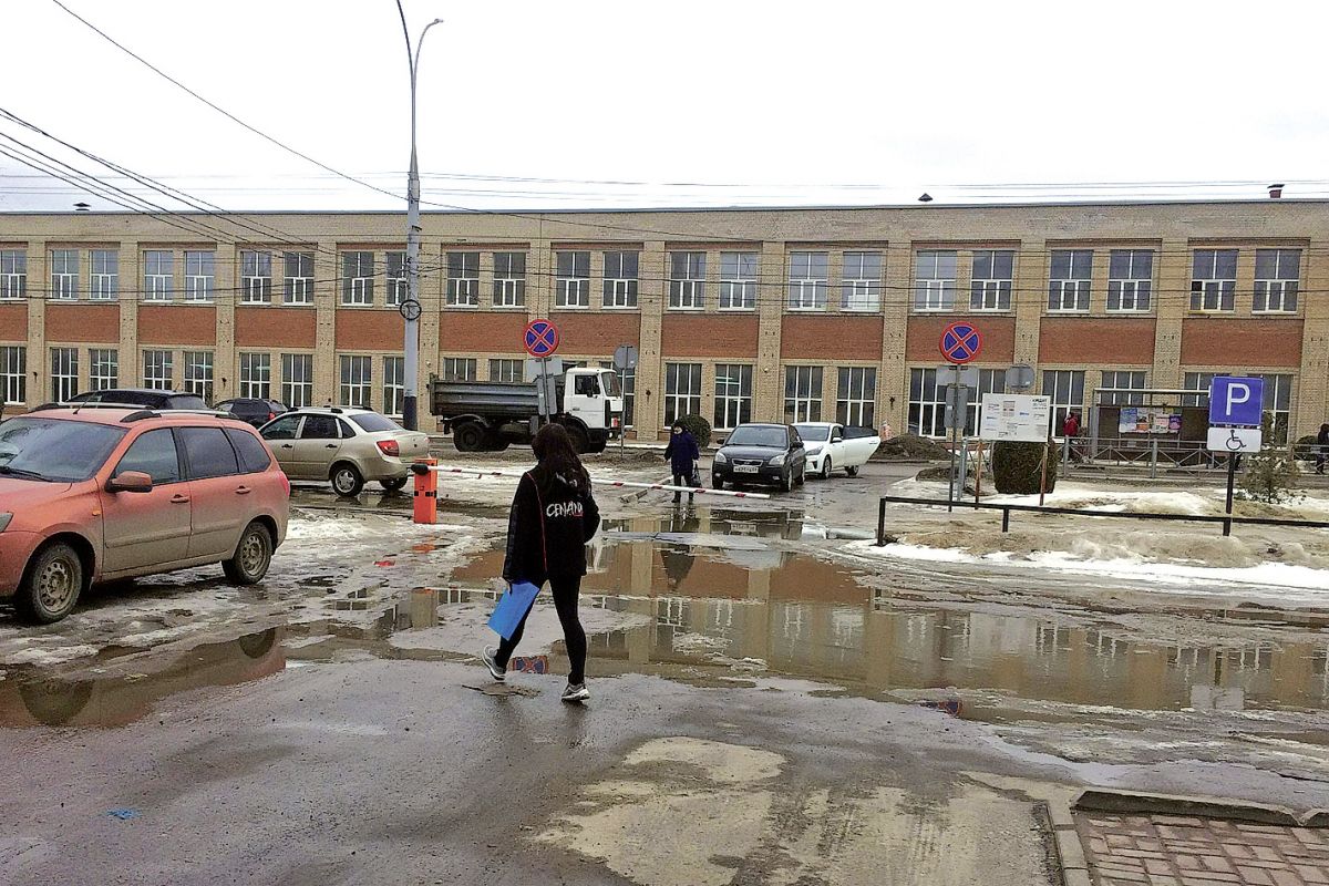 Ограничение подъезда к зданию признали самоуправством