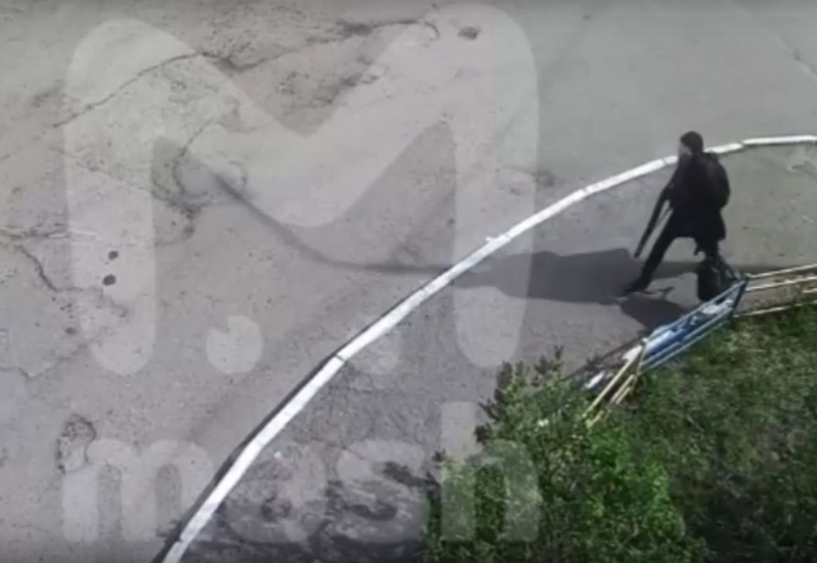 Парень с дробовиком в руке направляется в школу. Стоп-кадр видео Mash.
