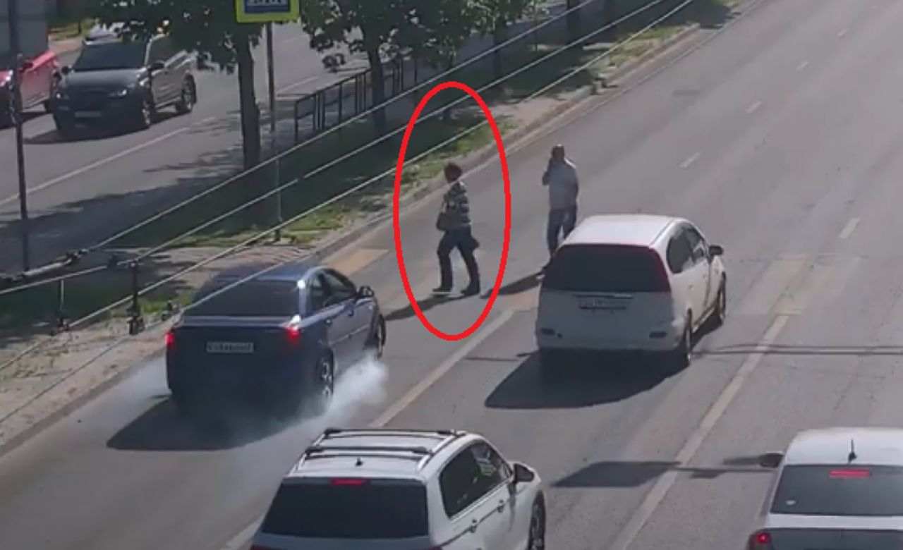 Сбитые пешеходы в китае. Взорвал пешеходов на огромной скорости. В алматы сбили двух парней. В алапаевске на пляжу наехали на пешехода. Авария эдварда билла в москве.