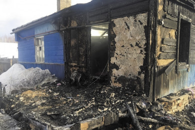 В Знаменском районе из горящего дома спасли троих детей