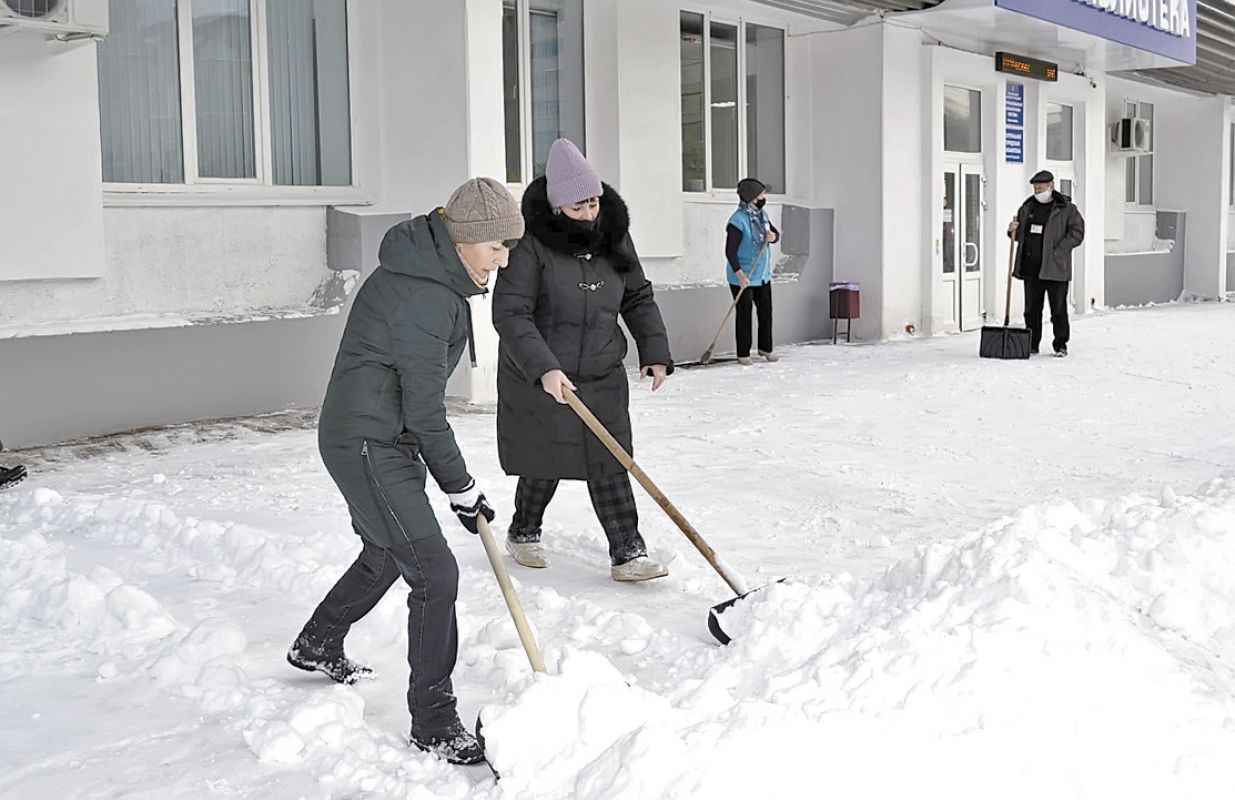 Пока местные власти не справляются со снегом своими силами, на помощь им приходят субботники