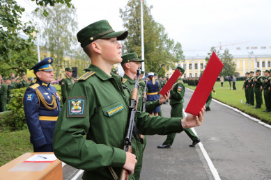 Российская армия может начать заключать контракты с выпускниками школ без 3 месяцев срочной службы
