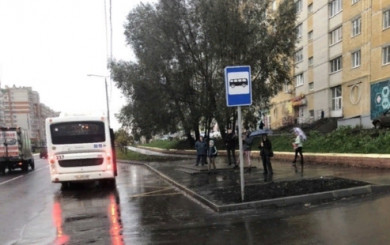 Тамбовчане мокнут под дождем в ожидании автобуса