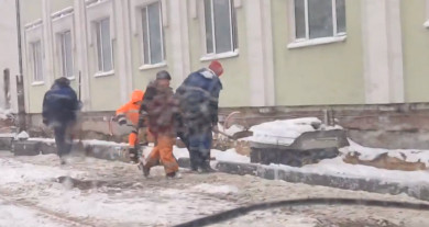 В Тамбове дорожники ремонтировали улицу в снегопад