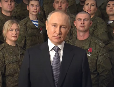 Путин поздравил россиян с Новым годом на фоне военнослужащих СВО