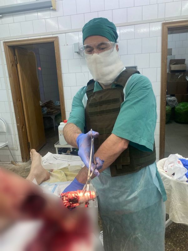 <p>Хирург с извлечённым из раны взрывателем</p>