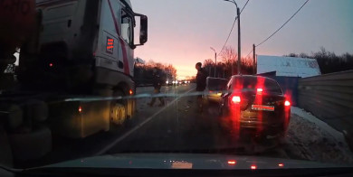 В Тамбовской области столкнулись бензовоз, грузовик и легковушка