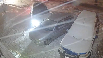 В Тамбове водитель протаранил два авто на заснеженной парковке