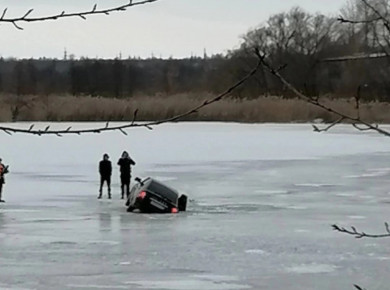 В Тамбовской области машина провалилась под лед