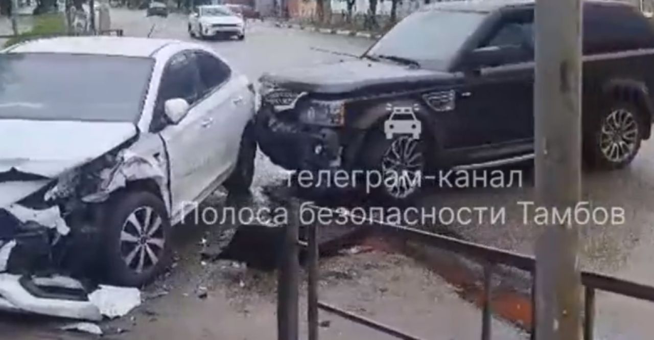 В Тамбове на перекрестке столкнулись две машины