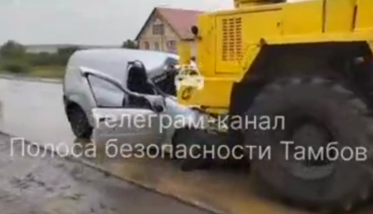 В Тамбовской области легковушка влетела в грейдер