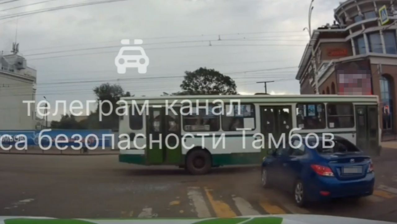 Столкновение легковушки и автобуса в Тамбове попало на видео - Новости  Тамбова