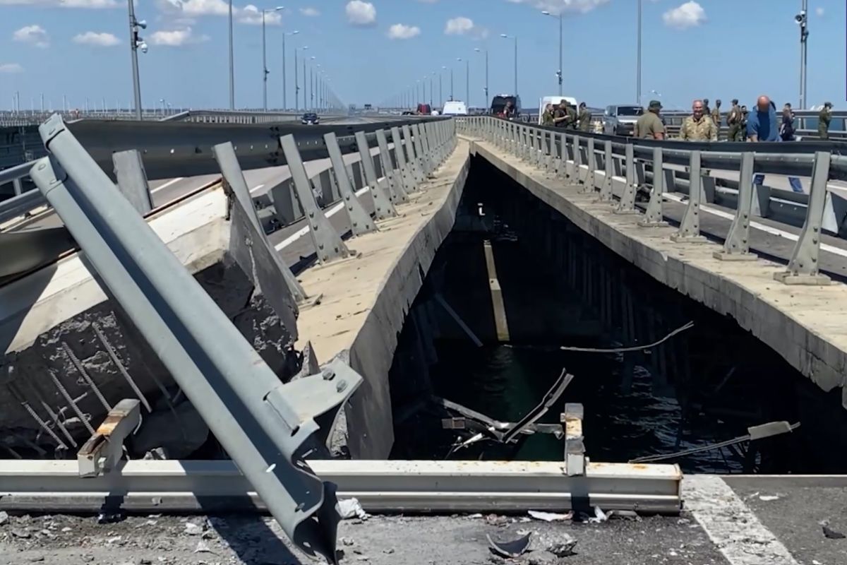 <p>Разрушения Крымского моста в результате атаки водных беспилотников ВСУ</p>