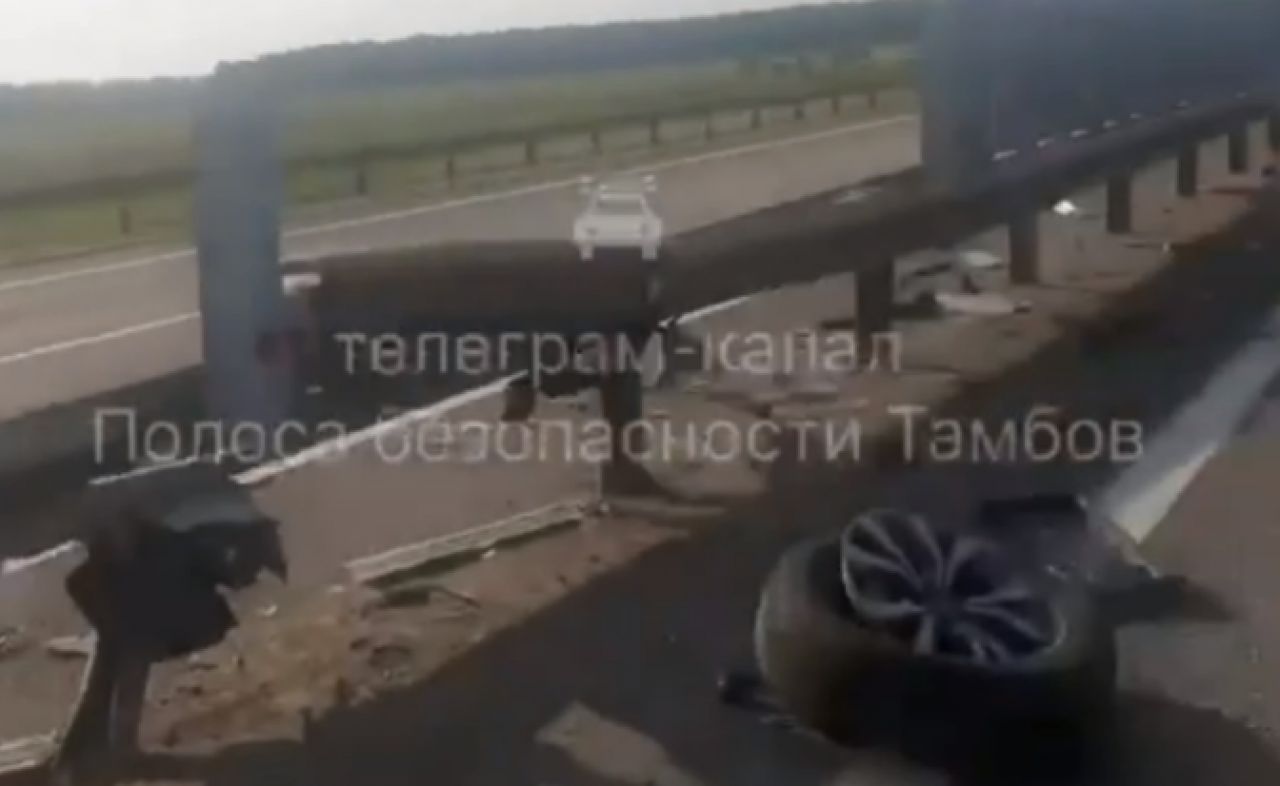 В Тамбовской области водитель устроил аварию из-за взорвавшегося колеса