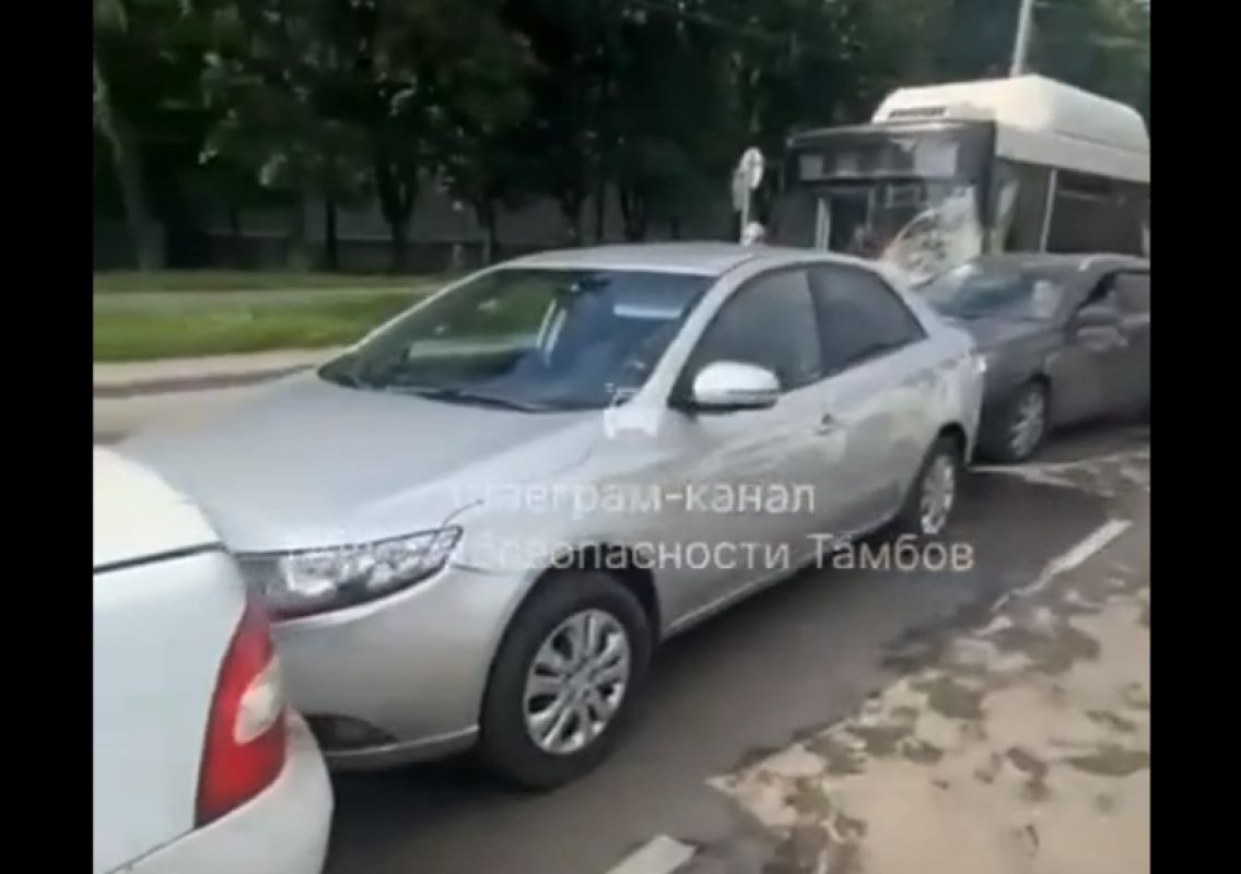 В Тамбове четыре машины, автобус и мотоцикл попали в массовое ДТП