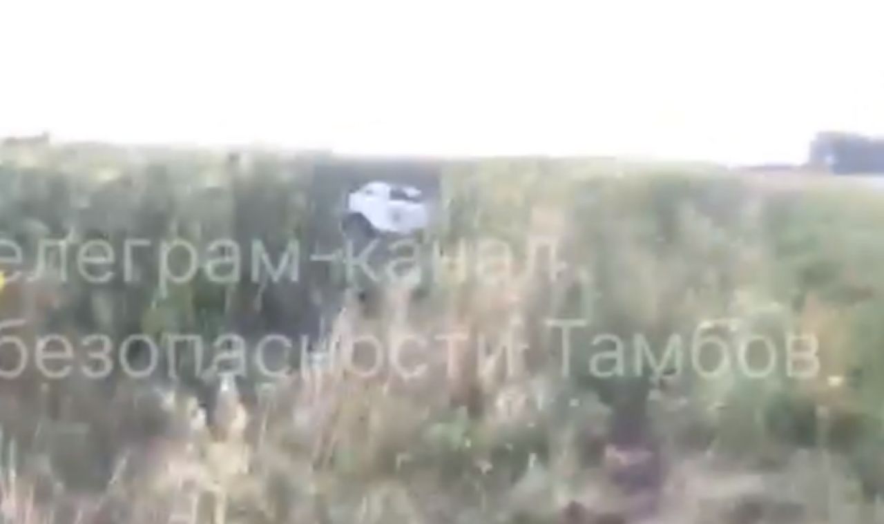 В Тамбовской области легковушку выбросило в поле после столкновения с КамАЗом