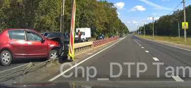 В Тамбовской области автомобиль влетел в отбойник