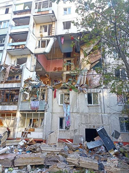 Три этажа жилого дома обрушились при взрыве газа: есть погибшие