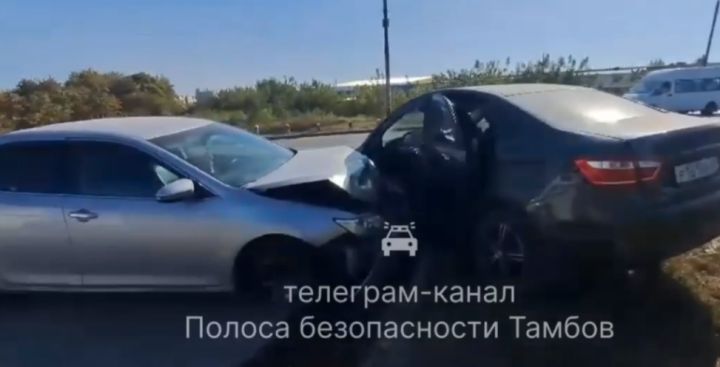 В Тамбове неконтролируемая иномарка влетела в отечественную легковушку