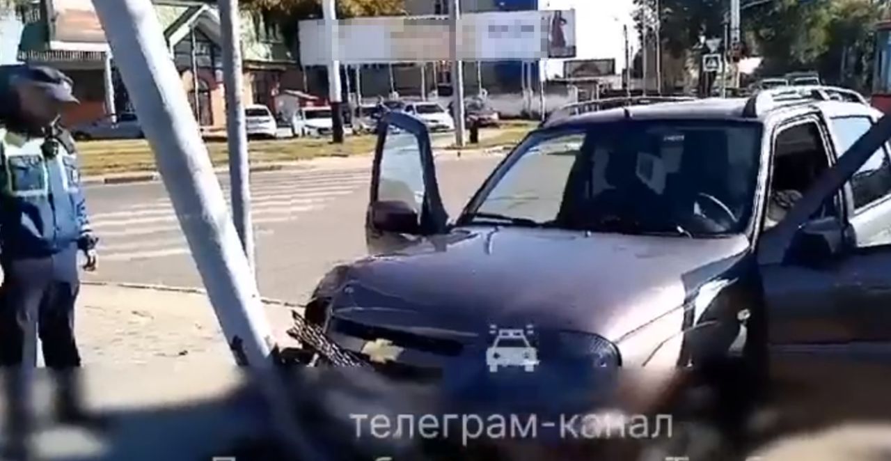 В Тамбове водитель въехал в столб и умер