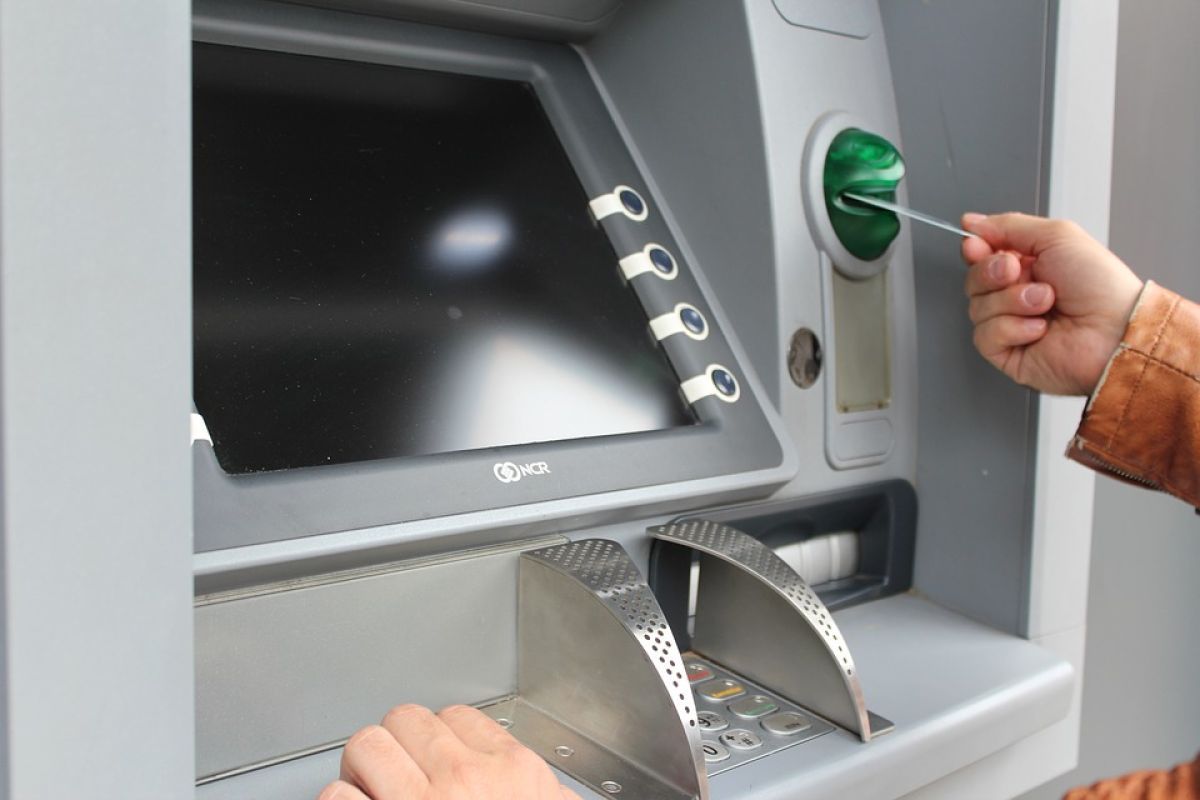 Клиенты ВТБ могут вносить выручку в банкоматах без карт