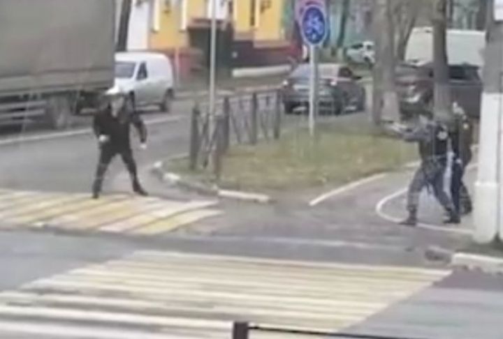 Мужчина с мачете напал на мать с ребёнком на улице