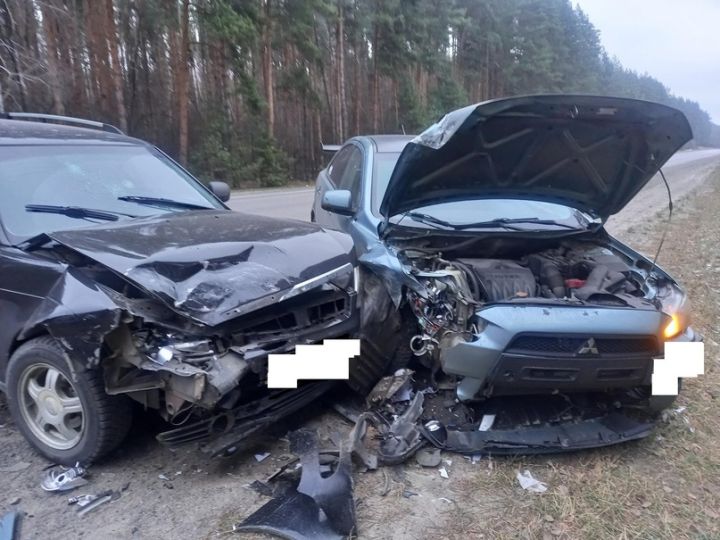 В Тамбовской области лоб в лоб столкнулись две машины
