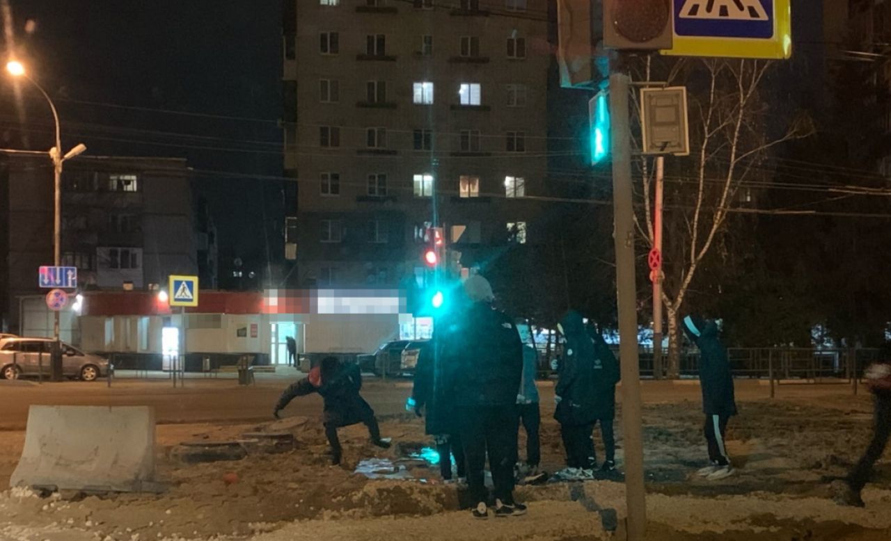 В Тамбове дети испытывают на прочность канализационные люки из опасной зоны