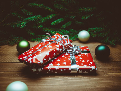 Штормгласс и плед с рукавами: топ-20 новогодних подарков