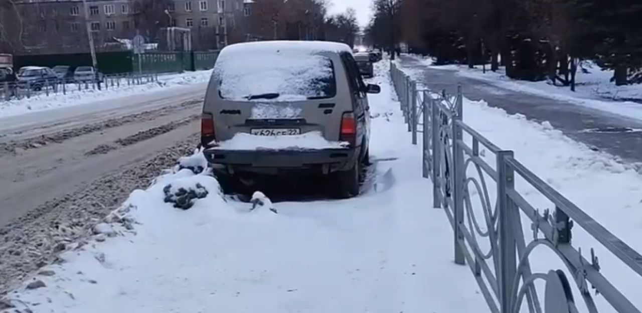 В Тамбове брошенная машина с номерами Алтайского края год перекрывает полосу движения