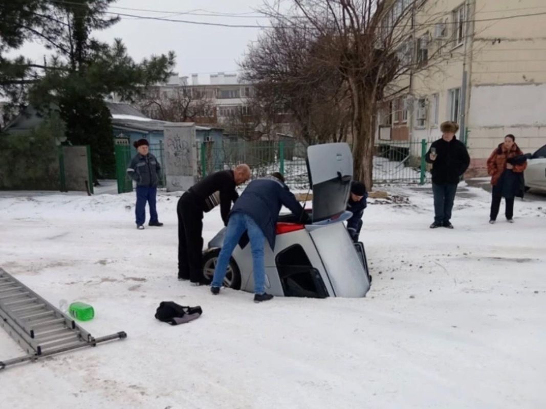 Машина с&nbsp;водителем внутри провалилась под&nbsp;асфальт