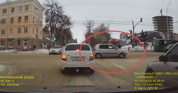 В Тамбове водитель выехал на красный свет и попал в аварию