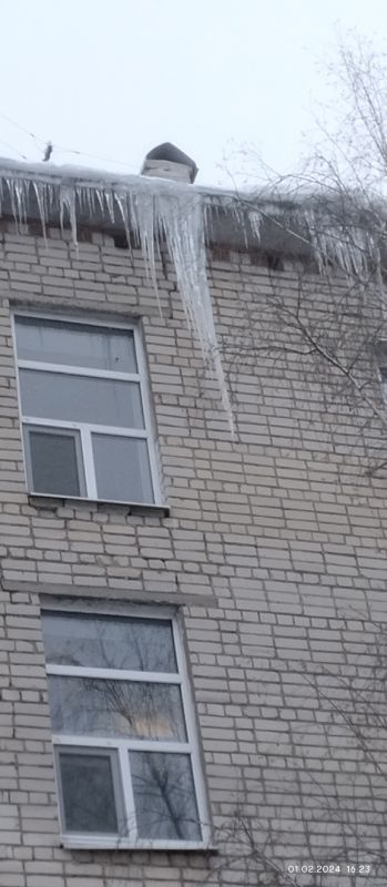 В Тамбове с крыши общежития свисают сосульки-убийцы