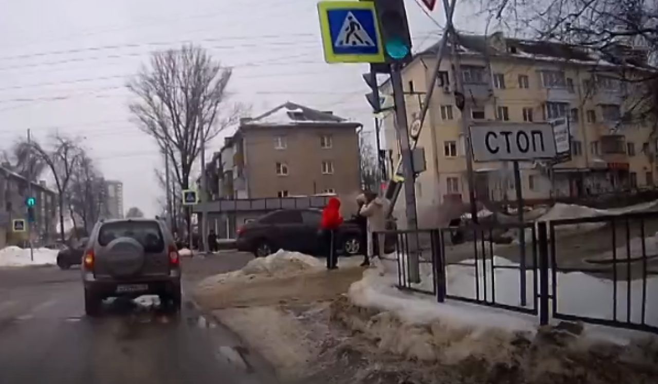 В Тамбове машина вылетела на тротуар и чудом не сбила пешеходов