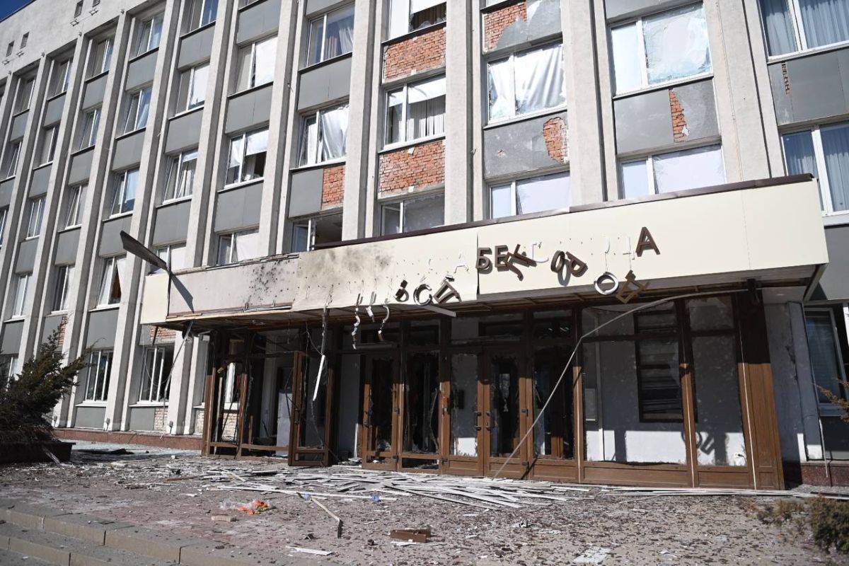 Украинский беспилотник врезался в&nbsp;здание мэрии в&nbsp;Белгороде — пострадали два человека