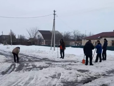 Жители Тамбовского села не могут проехать к домам из-за подтаявшего снега