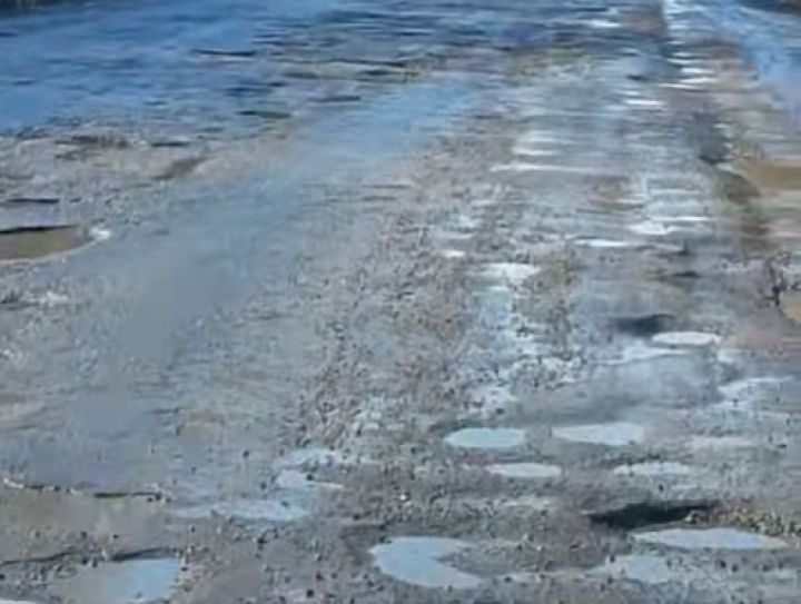 Тамбовские власти предложили людям подождать год ремонта дороги, усыпанной кратерами