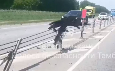 В Тамбовской области машина оставила бампер на дорожном тросе