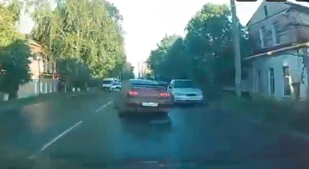 В Мичуринске водитель пошел на обгон на пустой дороге и с дрифтом зацепил машины