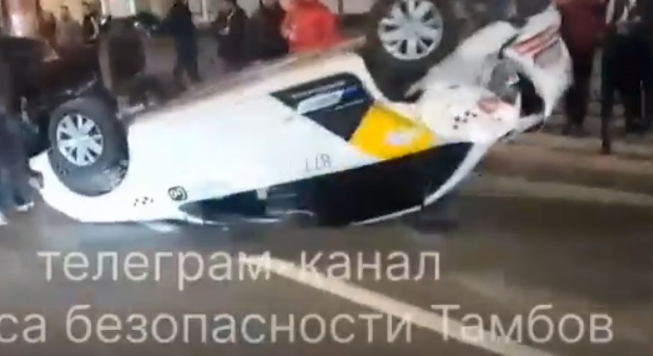 В Тамбове пять машин попали в массовое ДТП с переворотом