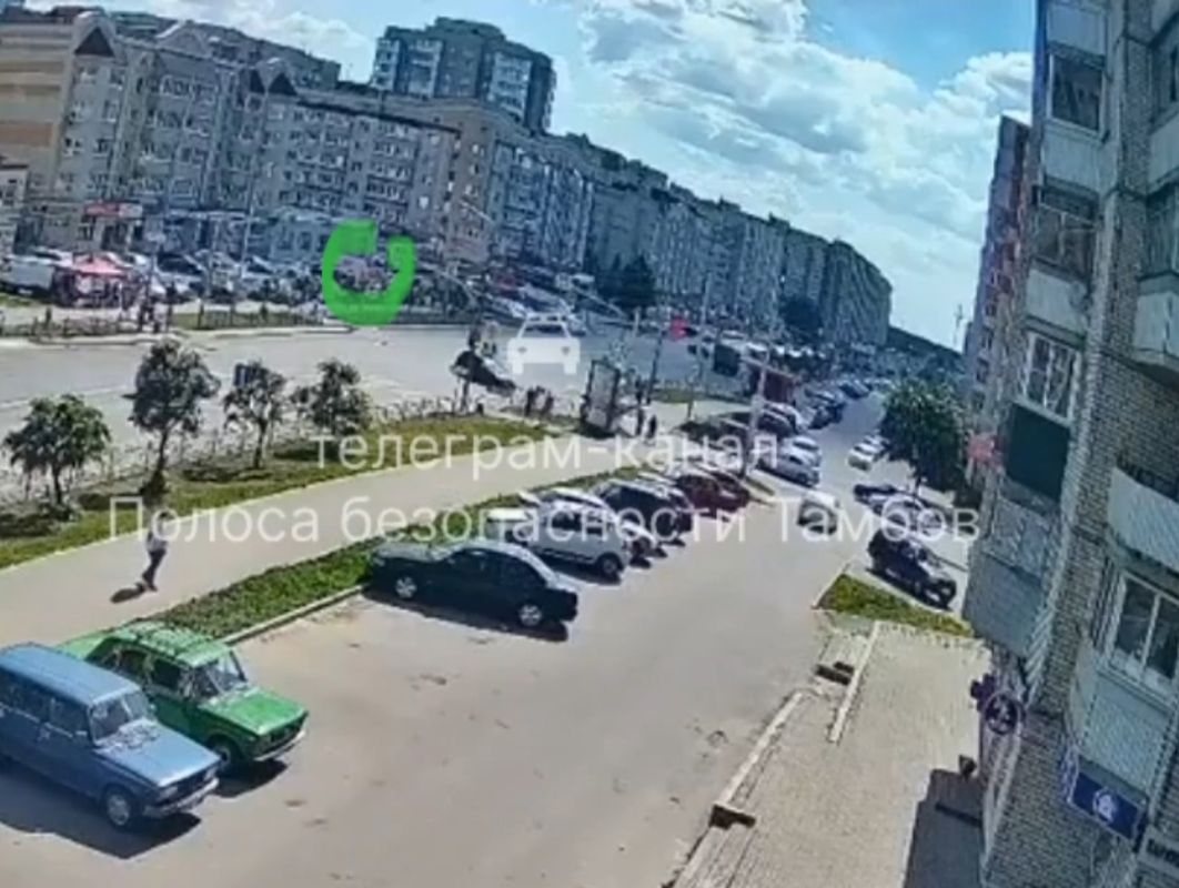 В Тамбове доставщик на самокате попал под колеса машины