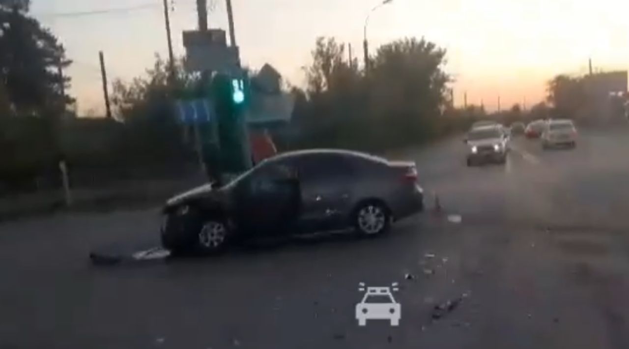 В Тамбове водитель спровоцировал аварию в попытках проскочить перекресток на красный свет