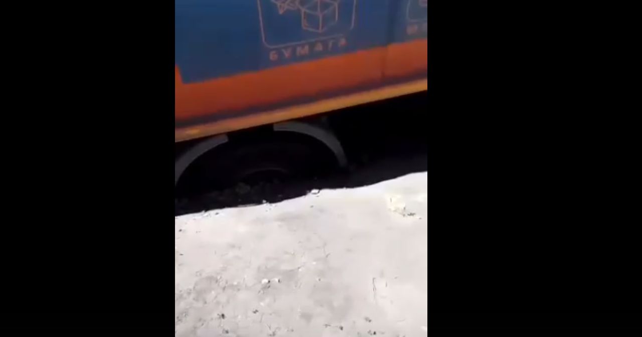 В Тамбове под мусоровозом провалился асфальт