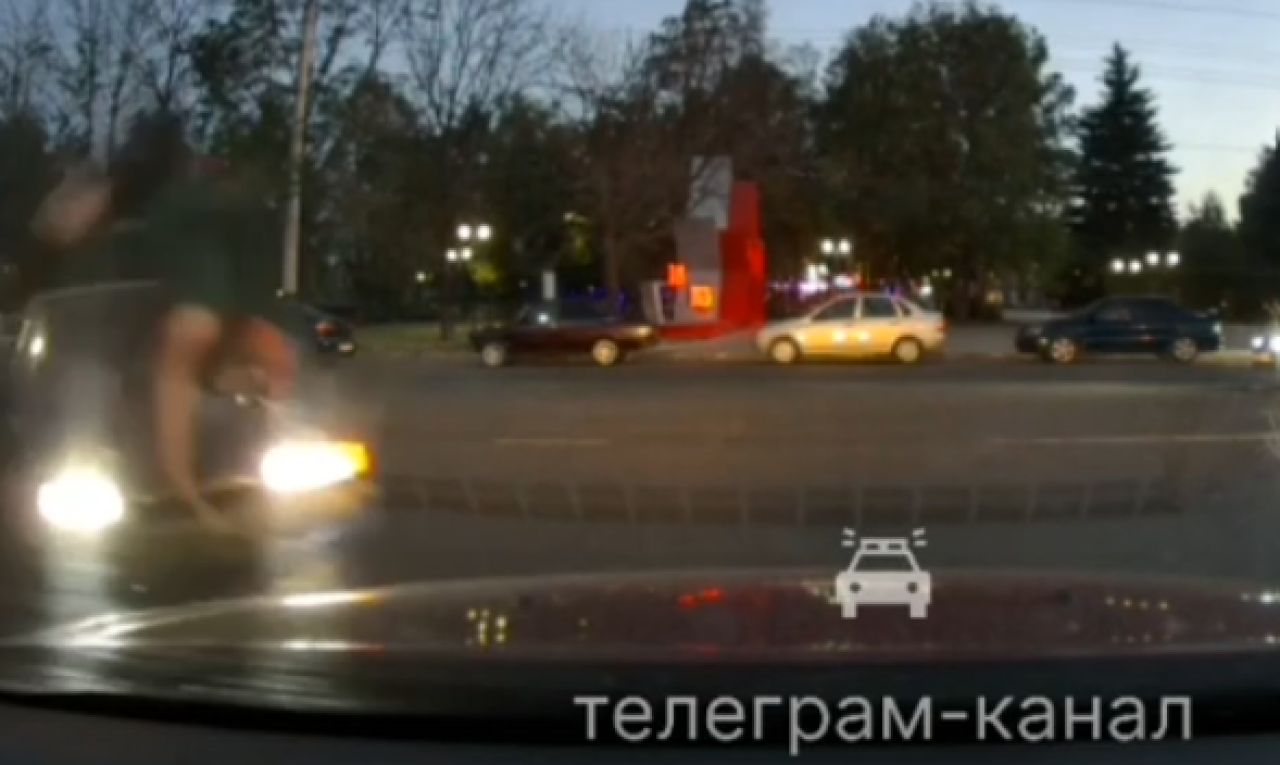 В Тамбове машина сбила подростка на мопеде: момент столкновения записала камера