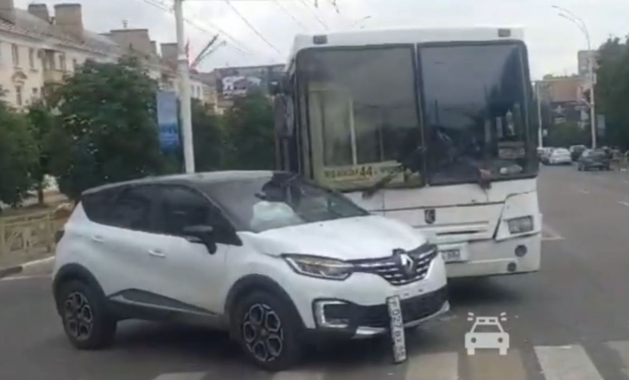 В Тамбове девушка выезжала со двора и попала под автобус