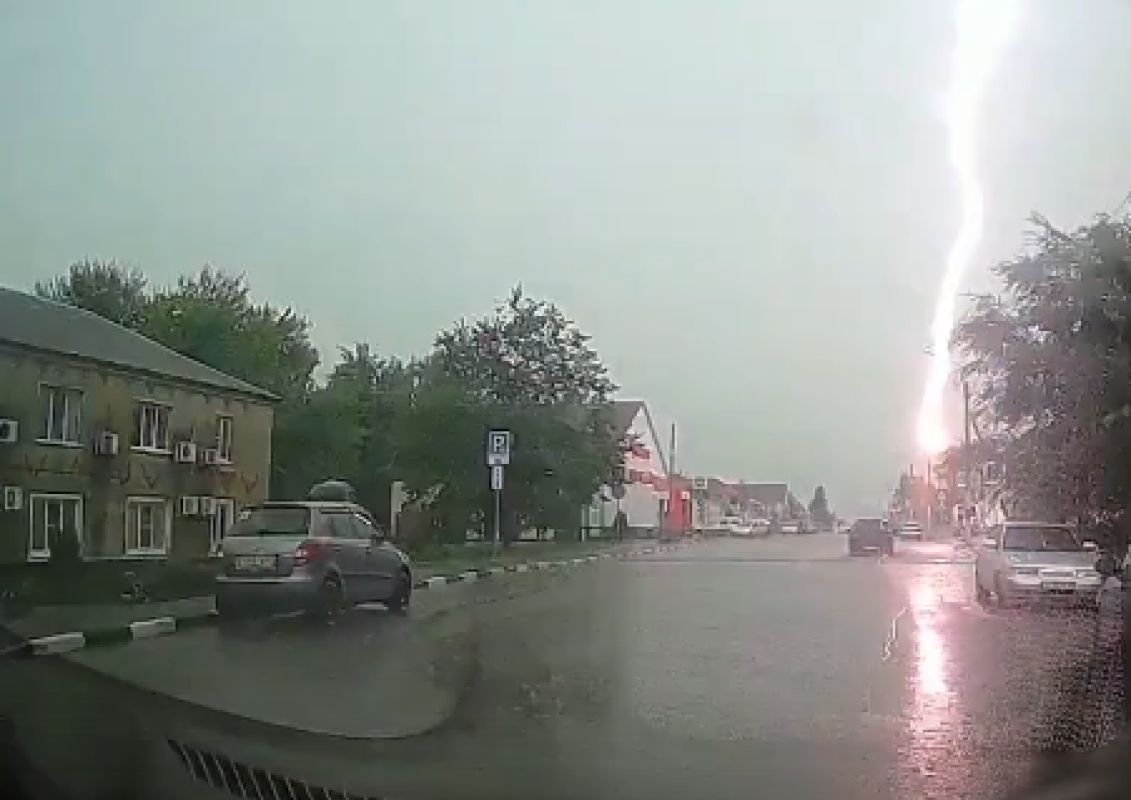 Мощная молния ударила в электроопору в центре Мордово