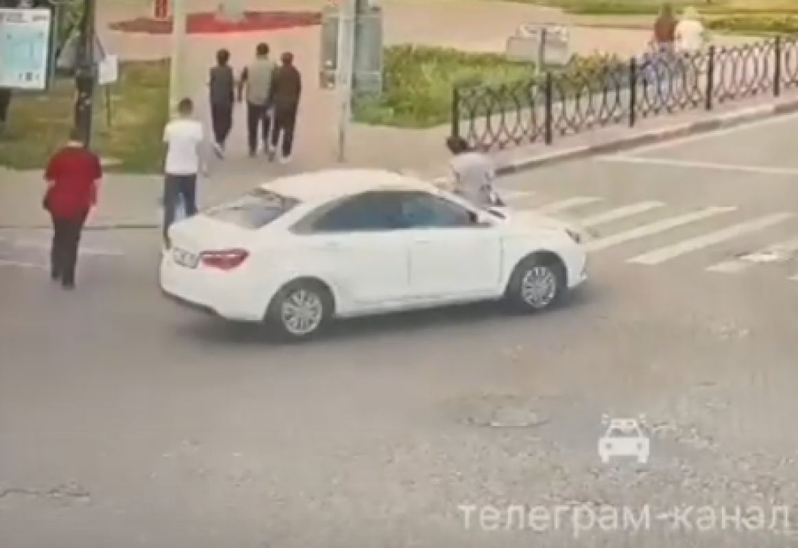 В Тамбове машина сбила бабушку с маленькой внучкой
